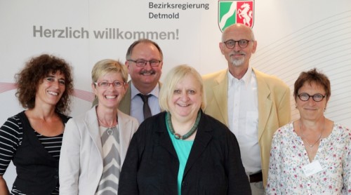 Haben die Teilnehmer der Fachtagung bei der Bezirksregierung Detmold begrüßt: (von links) Jutta Richter (Bezirksregierung, Fachstelle Sprache), Rita Berens, Frank Spannuth (beide Bezirksregierung), Christiane Bainski (Landesweite Koordinierungsstelle der Kommunalen Integrationszentren) und Marita Brost (Bezirksregierung, Fachstelle Sprache).