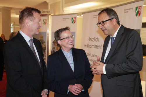 Regierungspräsidentin Marianne Thomann-Stahl hat NRW-Innenminister Ralf Jäger (links) und den Präsidenten des Bundesverfassungsgerichts, Professor Dr. Andreas Voßkuhle, zum Festakt „200 Jahre Bezirksregierung Detmold“ im Landestheater Detmold begrüßt