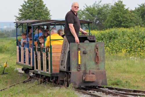 Beim Feldbahntreffen können Besucher Fahrten rund um das Gelände des Ziegeleimuseums unternehmen.  Foto: LWL / Holtappels