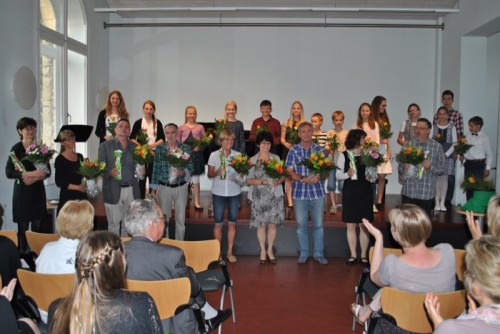 Das Foto zeigt alle Jugend musiziert-Teilnehmer mit ihren Lehrern.