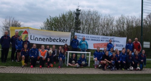 Die Mädchen der Juniorinnenabteilung und die Trainer vom TuS Asemissen freuen sich auf das Mädchen-FußballCAMP 2016