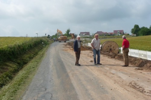 Auf dem Foto von links: Sie verschafften sich einen Überblick an der Baustelle der Vlother Straße zwischen Matorf und Kirchheide: Ratsmitglied Karl Horst Puchert, der Fraktionsvorsitzende der Bürger für Lemgo, Wolfgang Sieweke und das Mitglied im Verkehrs-Ausschuss, Ulrich Schraer.