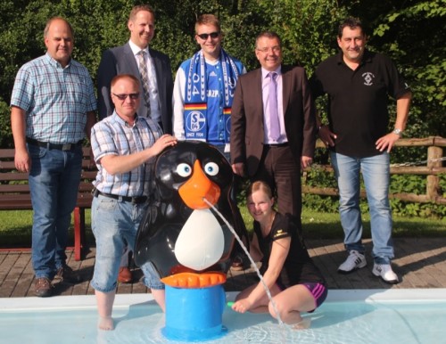 Zur Übergabe der Spielfigur trafen sich im Freibad: (v. l.) Marcus Püster - 1. Vorsitzender des Fördervereins Freibad Schlangen, Daniel Rösner – Regionalleiter der Sparkasse Paderborn-Detmold, Jens Kempf - Fanclub 1000 Feuer OWL, Dieter Strohdiek – Sparkasse in Schlangen, Volker Kamp Fanclub Egge Fohlen sowie im Wasser Jörg Bruns 2. Vorsitzender des Fördervereins und Katrin Leimkühler - Schatzmeisterin des Fördervereins