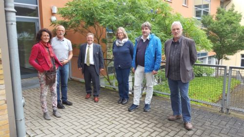 Schulleiter Herr Manfred Kreisel (Mitte) führt Cornelia Hauptfleisch, Moritz Ilemann, Ingrid Koch, Thomas Enzensberger und Jürgen Georgi (v.l.n.r.) durch das Berufskolleg