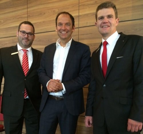 Er gilt als leidenschaftlicher Kämpfer für die Digitalisierung des stationären Vertriebs – Ralf Pispers (Mitte), Geschäftsführer der .dotkomm GmbH in Köln. Die Sparkasse Paderborn-Detmold hatte Pispers als Referenten für ihr SparkassenForum 2016 für Heilberufler gewonnen. Viele interessierte Gäste konnten Vorstandsmitglied Arnd Paas (rechts) und Daniel Potthast (links)