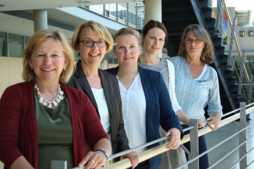 Wollen mehr Frauen in der Politik: Die Gleichstellungsbeauftragten in OWL (von vorne nach hinten):  Silke Vahrson-Hildebrand (Kreis Herford), Gaby Böker (Kreis Höxter), Nicole Krüger (Kreis Lippe),Elisabeth Voigtländer (Kreis Paderborn), Ellen Wendt (Kreis Gütersloh)