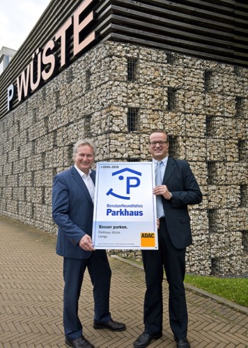 Heinz Sasse (Vorstand Verkehr und Technik des ADAC Ostwestfalen-Lippe) übergibt Arnd Oberscheven (Geschäftsführer Stadtwerke Lemgo) die Auszeichnung „Das benutzerfreundlichste Parkhaus“.