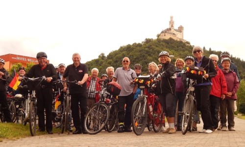 Das Photo zeigt einen Teil der Gruppe (unterwegs waren drei Gruppen mit über 100 Teilnehmern) in Braubach unterhalb der uneinnehmbaren Marksburg.