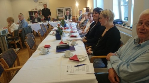 Jahreshauptversammlung AWO-Ortsverein Lemgo im KastanienHaus, stehend: Vorsitzender Manfred Behrend Norbert Wellmann, Vorsitzender des Präsidiums AWO-OWL, stellt ein neu erschienenes Buch über die Geschichte der AWO-OWL vor Hans Pohl, geehrt für 40-jährige Mitgliedschaft tauscht mit Norbert Wellmann Erinnerungen aus