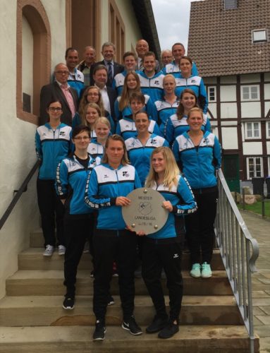 Die Bürgermeister Dr. Reiner Austermann und Klaus Geise hatten die erfolgreichen Spielerinnen sowie Trainer und Betreuer in das Lemgoer Rathaus eingeladen. Zu den Gratulanten gehörte auch Hans Pawlowski, Vorsitzender des Stadtsportverbandes Lemgo. 