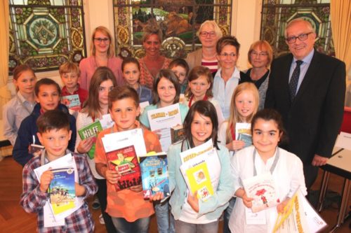 Die Finalisten und die Jury des Vorlesewettbewerbs der lippischen Grundschulen freuen sich mit den vier Gewinnern (im Vordergrund von rechts): Lilan Hassan, Lea Einsfelder, Michael Siskas und Max Reineking.