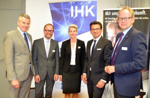 Im Dialog mit den Unternehmen aus Oerlinghausen: Bürgermeister Dirk Becker, Beigeordneter Hans-Jörg Düning-Gast, Kämmerin Melanie Koring, der Geschäftsführer der Hanning & Kahl GmbH & Co. KG Andreas Reschke sowie IHK-Hauptgeschäftsführer Axel Martens (v.l.n.r.)