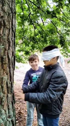 Schüler der Gustav-Heinemann-Schule testen, wie es sich anfühlt mit verbundenen Augen die Landschaft zu erkunden.