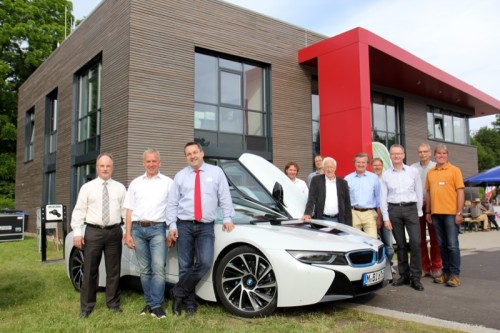 v.l.n.r.): Prof. Dr.-Ing. Thomas Schulte (Hochschule Ostwestfalen-Lippe), Prof. Dr.-Ing. Jürgen Krome (Hochschule Hamm-Lippstadt), Landrat Dr. Axel Lehmann, Philip Kracht (Becker und Tiemann), Ursin Wieneke (Lautlos durch OWL), Franz Alt, Joachim von Reden, Karlheinz Fischer (Seggy Adventures), Roland Bent und Frank Knafla (beide Phoenix Contact) und Dr. Klaus Schafmeister (Kreis Lippe)