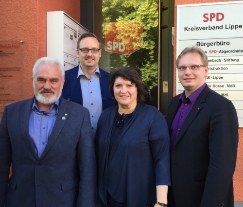 (v.l.): Robert Chwalek (Betriebsratsvorsitzender Weidmüller), Henning Welslau (Fraktionsvorsitzender/ SPD-Kreistagsfraktion), Ellen Stock (Kreisvorsitzende der SPD Lippe), Dennis Maelzer (Landtagsabgeordneter)