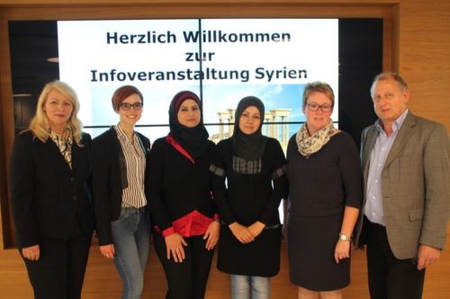 Vermittelten authentische Eindrücke über die syrische Kultur und den Alltag der Flüchtlinge in Lippe: Margit Monika Hahn, Mitarbeiterin des KI, die Referentinnen Alexandra Napier, Rania Kayali und Whafaa Alhussein sowie Alexandra Steeger, Leiterin des KI, und Udo Hötger von der Statistikstelle des Kreises Lippe (von links).