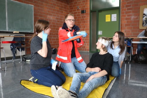 Jannik Reue zeigt den Schulsanitätern am Grabbe-Gymnasium, wie gebrochene Arme provisorisch geschient werden. 