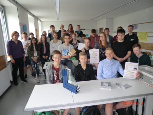 Der Naturwissenschaftskurs der Jahrgangsstufe 8 der Karla-Raveh-Gesamtschule in Lemgo: Unter Leitung der Lehrerin Frau Fizia (links im Bild) haben die Schüler praktische Tipps und Hinweise zum Thema Energieeinsparung in Gebäuden, Energetische Gebäudesanierung, Energieausweis und Auswahl von Wärmedämmstoffen erhalten.