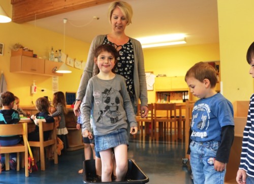 „Knie schön hoch“ – Annika (6) und Sabine Lohmeier zeigen die richtige Technik beim Wassertreten 