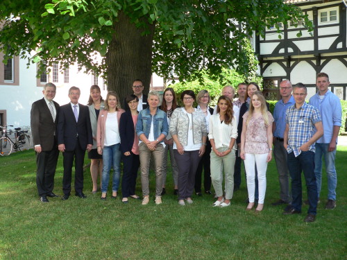 Das Foto zeigt die beteiligten Mentoren und Mentorinnen der 2. Staffel, Bürgermeister Dr. Austermann, Personalleiter Frank Illing, Personalleiterin Marion Dinand sowie die Projektleitung Jana Fordemann- Kühnel und Susanne Weishaupt