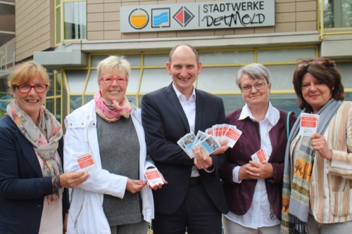 Auf dem Bild sehen Sie: Gabi Disse (Seniorenarbeit Stadt Detmold), Marion Kettelhake (Vorsitzende des Seniorenbeirates), Christoph Hüls (Geschäftsführer der Stadtwerke Detmold), Elfriede Paelke (Stellvertretende Vorsitzende des Seniorenbeirates), Ilona Oesterhaus (Fachbereichsleiterin für Jugend, Schule, Soziales und Sport)