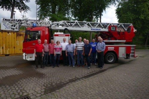 Das Foto entstand während der Besichtigung der Einsatzfahrzeuge und zeigt einen Teil der BfL-Fraktion mit dem Leiter der Feuerwache Lemgo Klaus Wegener (fünfter von links) vor dem Drehleitereinsatzwagen. Die Leiter kann bis zu 32 Meter ausgefahren werden. 