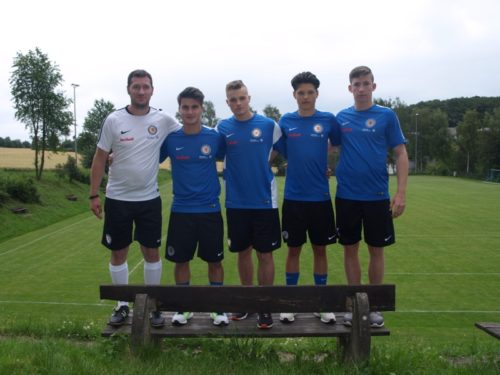 Trainer Sascha Eickel mit den Neuzugängen vor der Westorfer „Skyline“ v.l.n.r.: Trainer Sascha Eickel, Berkant Güner (BVB), Alex Vojtenko (RB Leipzig), Leon Bürger (VfL Wolfsburg), Hendrik Mittelstädt (SF Marburg)