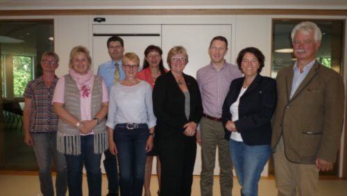 Die Vorsitzenden Georg v. Schönberg (Landesverband Lippischer Reit- und Fahrvereine), Kerstin Vieregge (CDU Lippe) und Andreas Kasper (CDU-Kreistagsfraktion) (v. rechts) sowie ihre Vorstandskollegen kennen und schätzen die Pferdestärken.