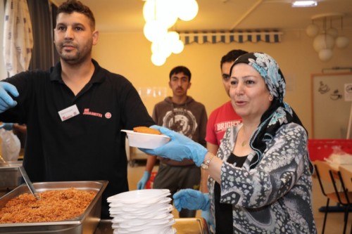 Nach Sonnenuntergang wird es voll im Speisesaal der Oerlinghauser Flüchtlingsunterkunft - Rachid Essadqi teilt zusammen mit helfenden Bewohnern das Essen aus.