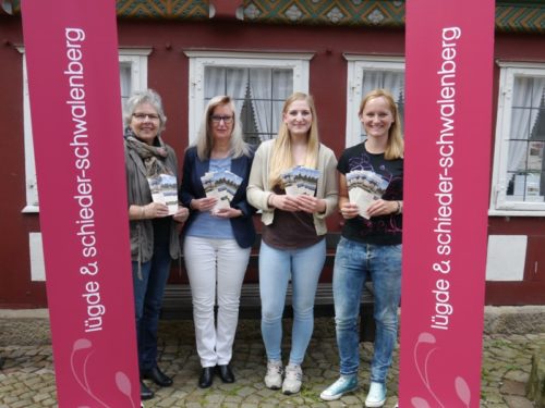 Sigrid Wendschuh, Bärbel Tegtmeier, Alena Vogelsang und Carolin Nasse (v.l.) mit dem neuen Reiseführer