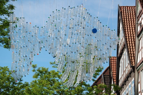 Ein Fisch der in einer früheren Aktion von Grabbe-Schülern aus Plastikflaschen gefertigt wurde