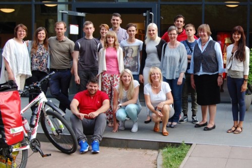 Auf dem Foto sehen Sie die Teilnehmerinnen und Teilnehmer des Vorbereitungstreffen der europäischen Jugendbegegnung mit Detmolds stellvertretender Bürgermeisterin Christ-Dore Richter (rechts), Allison Anthony und Martina Gurcke vom Team Europa/Internationale Zusammenarbeit