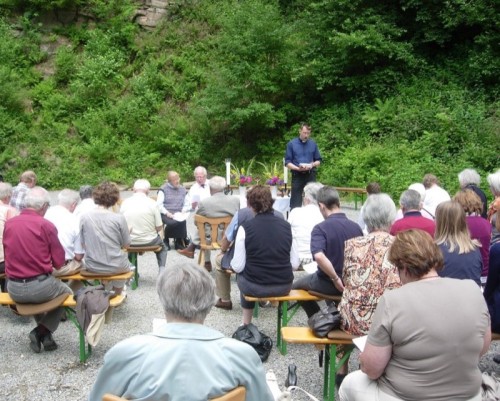 Der besondere Ort im Istruper Steinbruch sorgt für besondere Atmosphäre- bei seiner Predigt SELK-Pastor Tino Bahl (SELK Blomberg).