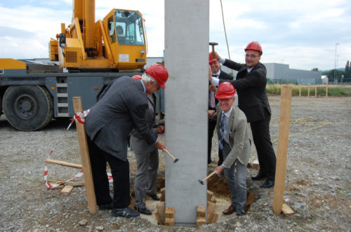 Geschäftsführer Volker Scheffels und Betriebsleiter aus Tschechien, Jiri Buchta, geben den Start für den Neubau symbolisch mit einem Hammerschlag frei