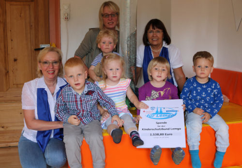 Die Mitarbeiterinnen und Kinder vom Kinderschutzbund Lemgo freuen sich über die Spende von rund 1.500,00 €.