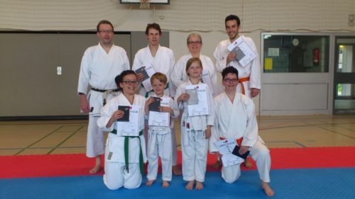 Das Foto zeigt die erfolgreichen Karateka mit Prüfer Achim Korf (h.l.). 