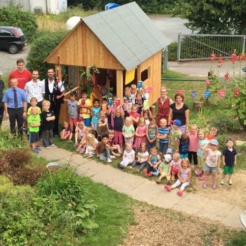 Richtfest: Die „Frösche“ freuen sich über ihr neues Holzhaus