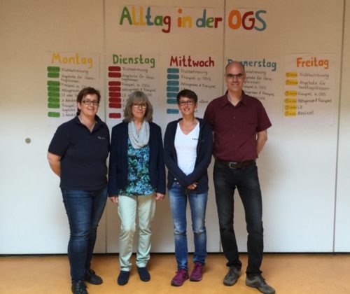 Gertrud Lehmann und Dr. Burkhard Pohl beim Ortstermin mit Schulleiterin Christine Beermann (2.v.r.) und OGS-Leiterin Ulrike Stiewe (links)