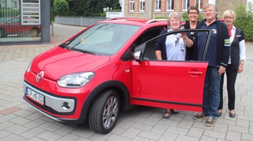 Zum Foto: Einen nagelneuen VW Up Cross  haben  Brigitte und Hans Hilmar Sommer  in der Sparlotterie der Sparkasse Paderborn- Detmold gewonnen. Zu den ersten Gratulanten zählten Regionalleiterin Margarita Kloska  und Beraterin Christina Sprenger von der Sparkasse in Schieder. (von links) 