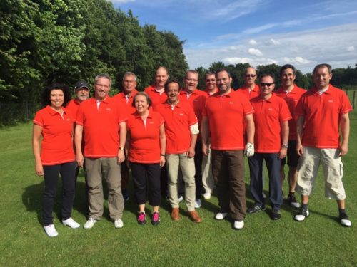  Beim ersten Turnier genossen die Teilnehmer auf dem Gelände des Kooperationspartners Universitäts-Golf-Club Paderborn bestes Wetter und eine 9-Loch-Runde.