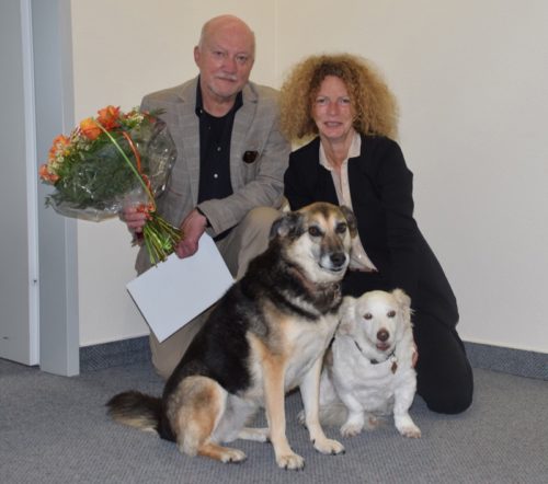 „Tiere machen das Leben bunter“, sagt Professor Jochem Berlemann, der von Vizepräsidentin Claudia Fries verabschiedet wurde. Foto: Katharina Thehos, Copyright: Hochschule OWL 