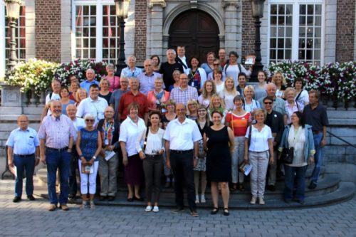 Detmolder Gäste mit ihren Hasselter Gastgebern beim Start zum Friedensspaziergang durch Hasselt-Mitte vorne links Hilde Claes (Bürgermeisterin Hasselt) und Rainer Heller (Bürgermeister Detmold) und rechts Karolien Mondelaers, Beigeordnete für Kultur in Hasselt