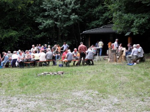 Abschluss an der Wanderschutzhütte Hagenberg. Die Teilnehmer lassen sich die “Dividende” schmecken