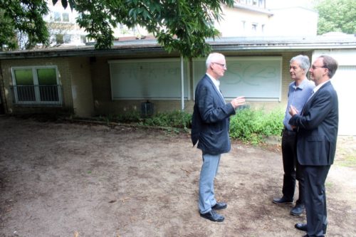 CDU-Fraktionsvorsitzender Volker Heuwinkel (rechts) im Gespräch mit den Schötmaraner Ratsmitgliedern Klaus-Peter Wind (links) und Michael Richter. Sie sind sich einig: Das marode Häuschen soll aus dem Schloßpark verschwinden.