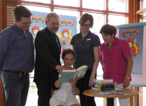 Foto von links: Axel Koch /Leiter der Stadtbücherei, Bürgermeister Dr. Reiner Austermann, Patricia Meier, Bibliothekarin Annika Junge und Brigitte Kubis (ehrenamtliche Zuhörerin im Projekt)