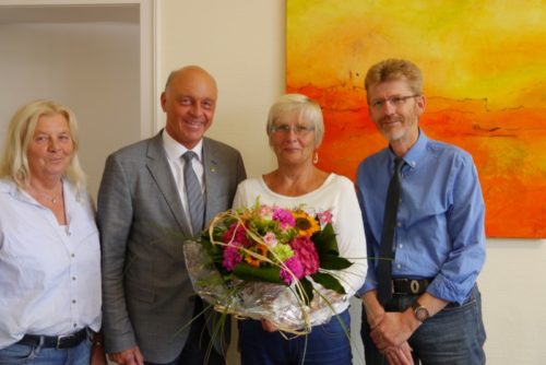 Stellvertretende Personalratsvorsitzende  Angelika Hilmert (l.) und Fachbereichsleiter Rüdiger Winter (r.) gratulieren Angelika Siekmeier gemeinsam mit Bürgermeister Klaus Geise zum 40jährigen Dienstjubiläum.