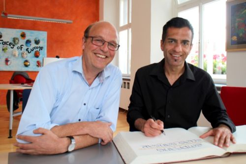 Auf dem Foto sehen Sie links Bürgermeister Rainer Heller und Elias Sansar beim Eintrag in das große Gästebuch der Stadt Detmold!