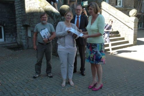 IHK-Vizepräsidentin Maren Lampe (l.) überreicht den ersten Ausbildungsatlas an Schulleiterin Jutta Posselt. Mit auf dem Bild: Günter Meise (l.), zuständiger Lehrer für Berufsorientierung und IHK-Hauptgeschäftsführer Axel Martens.