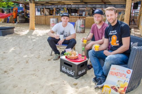 Freuen sich auf viele Gäste zum Frühstück am Strand (v.l.): Jannik Bruns, Robin Emde und André Klostermeier vom Beat Café.