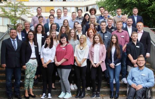 Starten nun mit Freude in ihr Berufsleben. Dr. Axel Lehmann und Silke Hammermeister begrüßen die 37 neuen Azubis im Kreishaus.